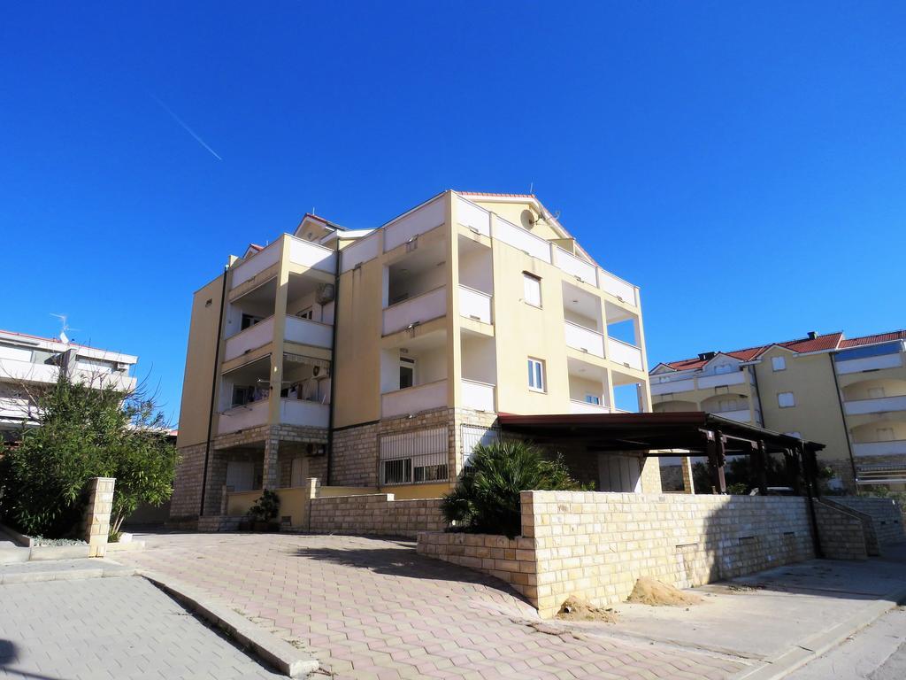 Apartments Party Novalja Luaran gambar